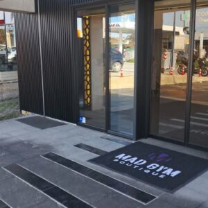 1-ΠΑΤΑΚΙΑ ΕΙΣΟΔΟΥ ΜΕ ΛΟΓΟΤΥΠΟ Από την είσοδο ξεκίνανε τα όμορφα